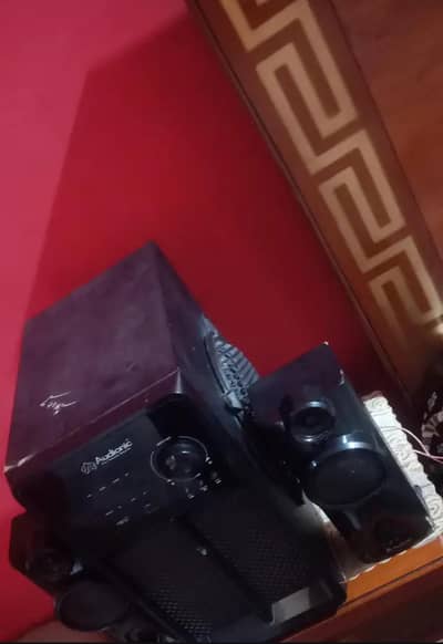 urgent sale krne system on hai bs aik side speaker ka tanka lgna