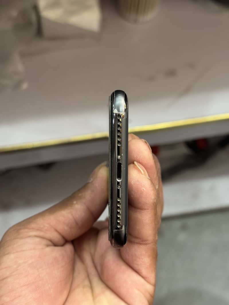 Apple iPhone X 4