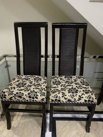 6 seater wooden Dining table,,, Elegant Design,,Glass on top