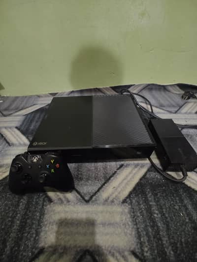Xbox One Bundle with Controller, GTA V Disc & 7 Digital Games