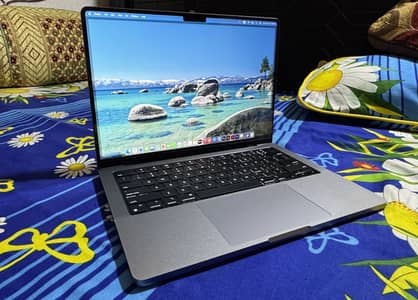MacBook Pro 14" M2 Pro Processr/16GB/512GB 2023 / Scratcless Condition