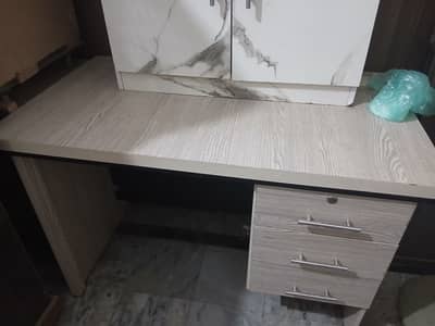 Office table and side table
