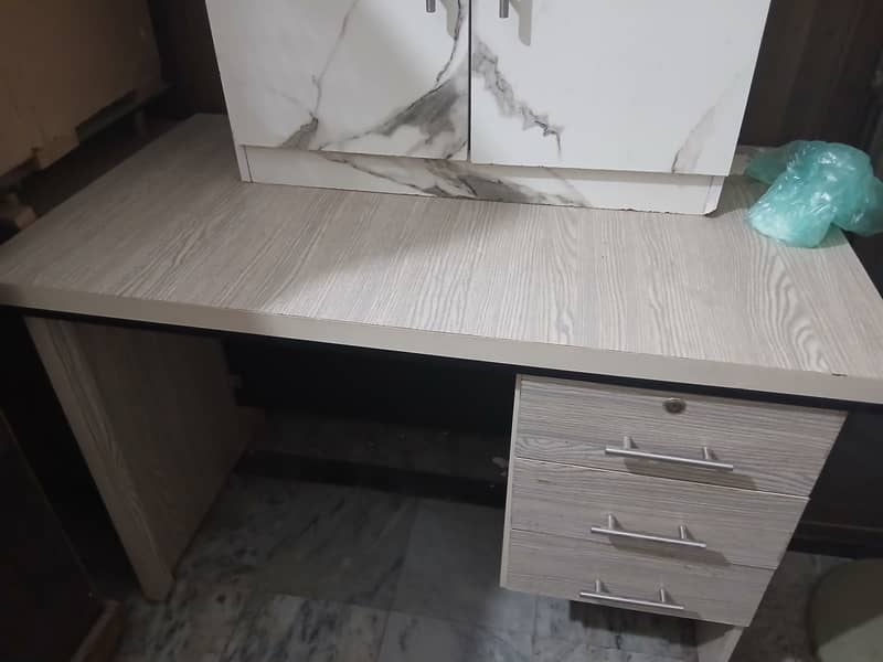 Office table and side table 0