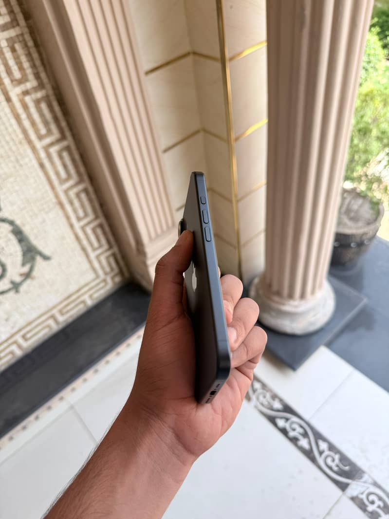 Apple iPhone 16 2