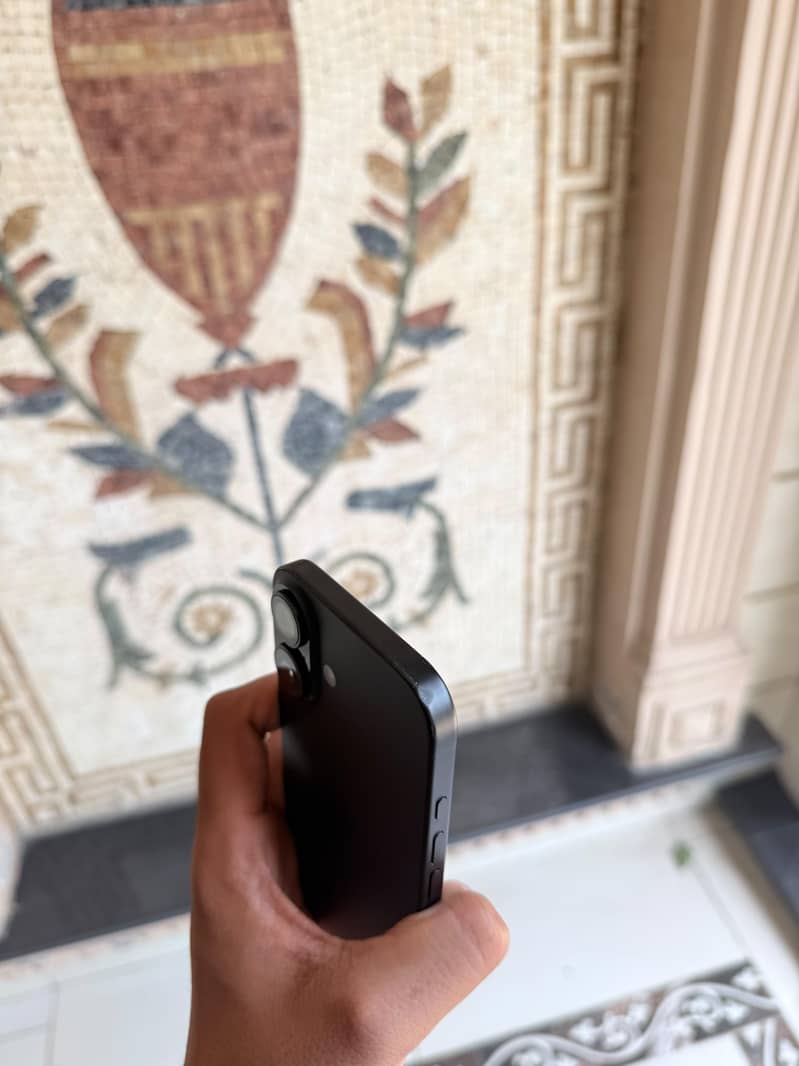 Apple iPhone 16 6