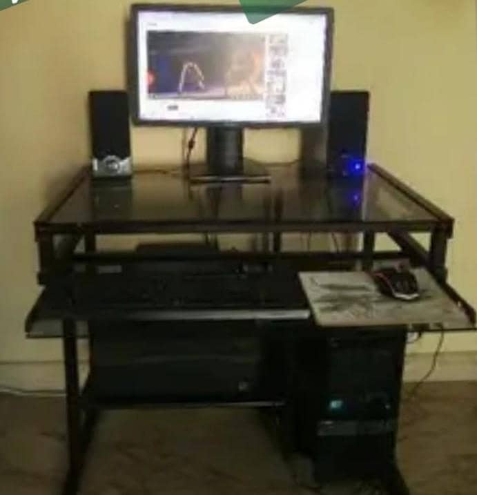 HP desktop ( Complete setup + desk) 0
