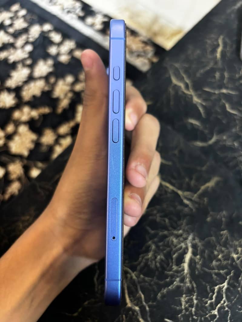 Apple iPhone 16 4