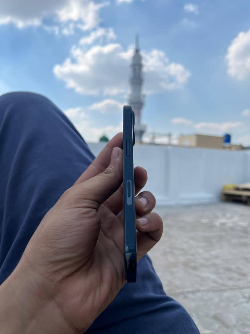 Apple iPhone 13 2