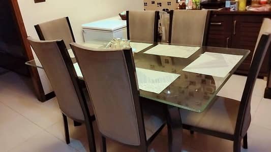 6 chairs and Dinning table only 2 years use