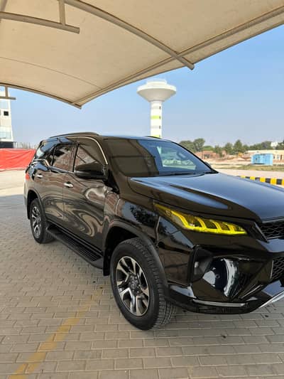Toyota Fortuner Legender 2023 total geniun