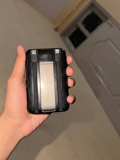 Wireless power bank with wires