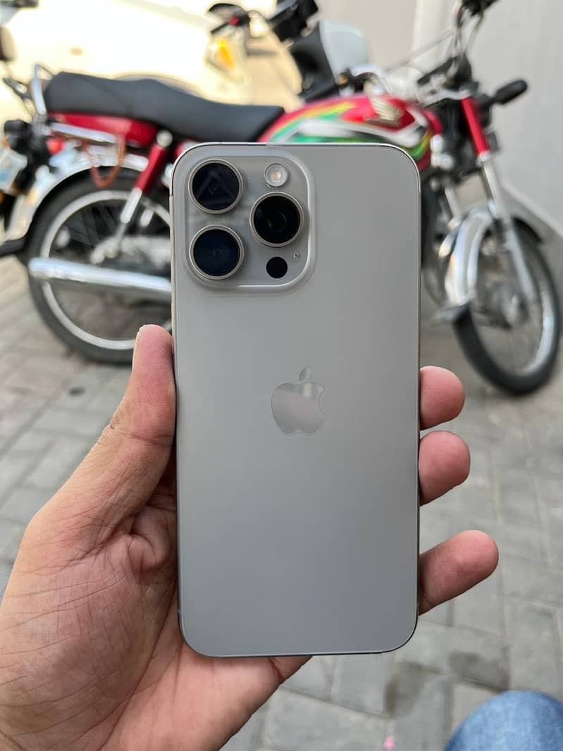 Apple iPhone 15 Pro Max 0
