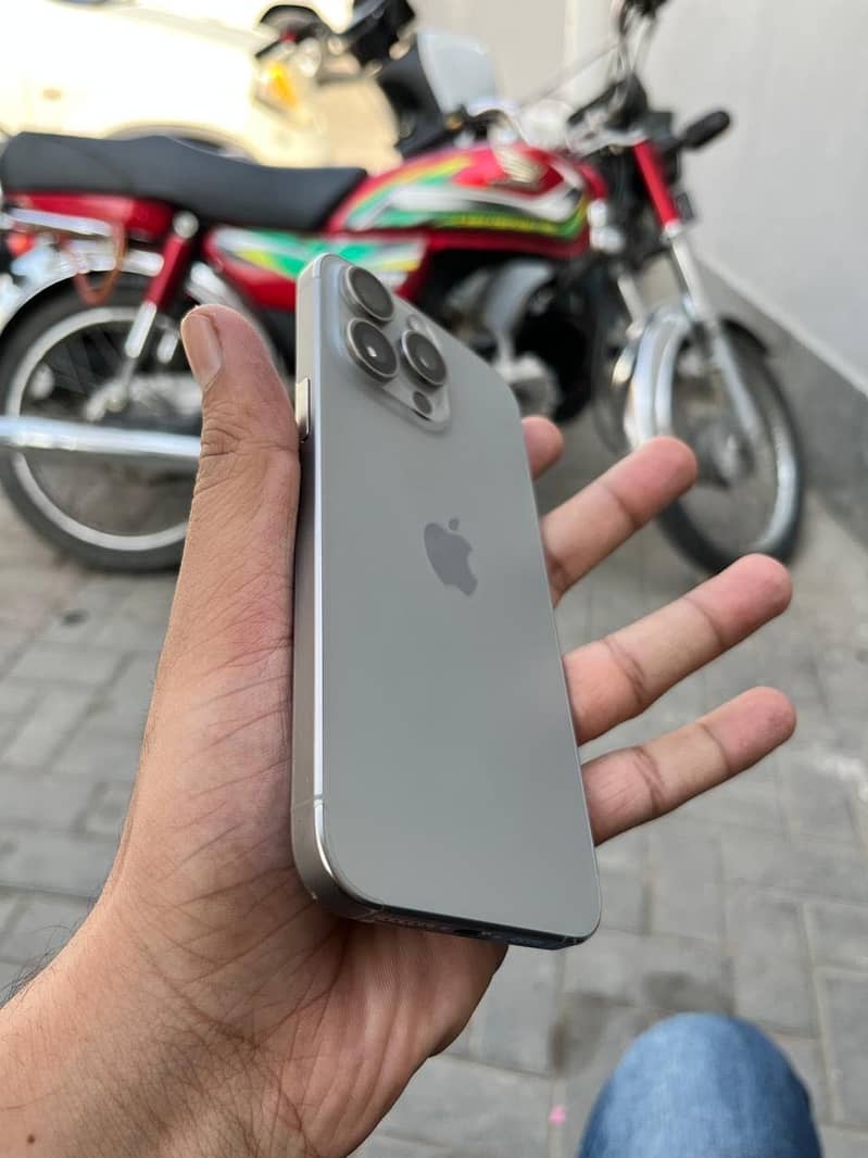Apple iPhone 15 Pro Max 2