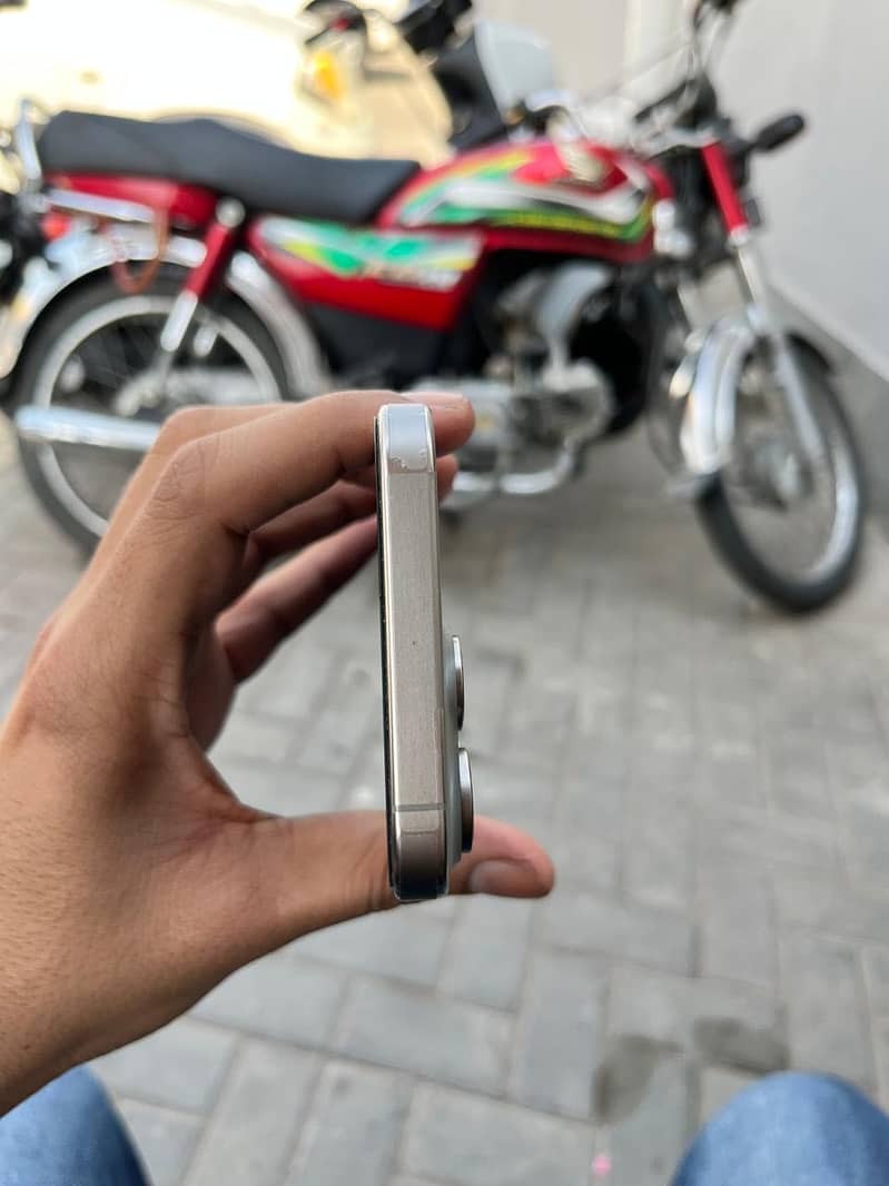 Apple iPhone 15 Pro Max 4