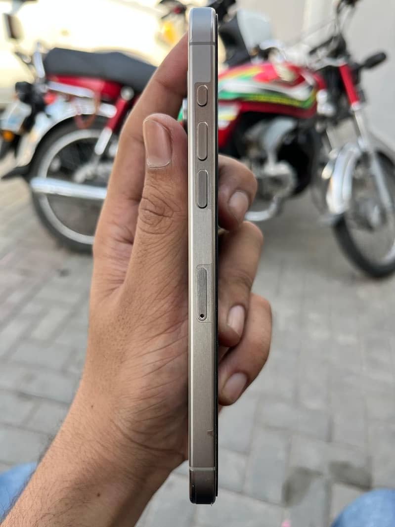 Apple iPhone 15 Pro Max 6