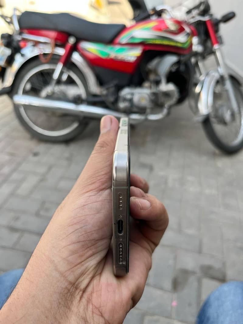 Apple iPhone 15 Pro Max 7
