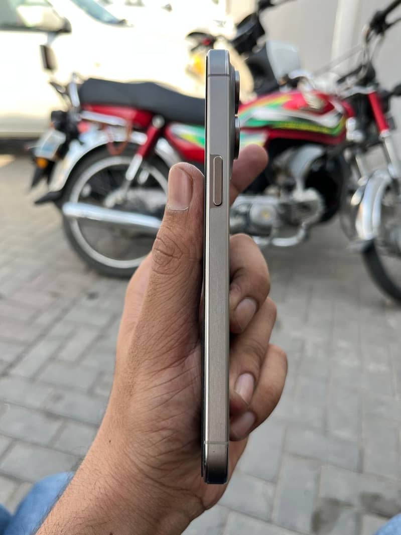 Apple iPhone 15 Pro Max 9
