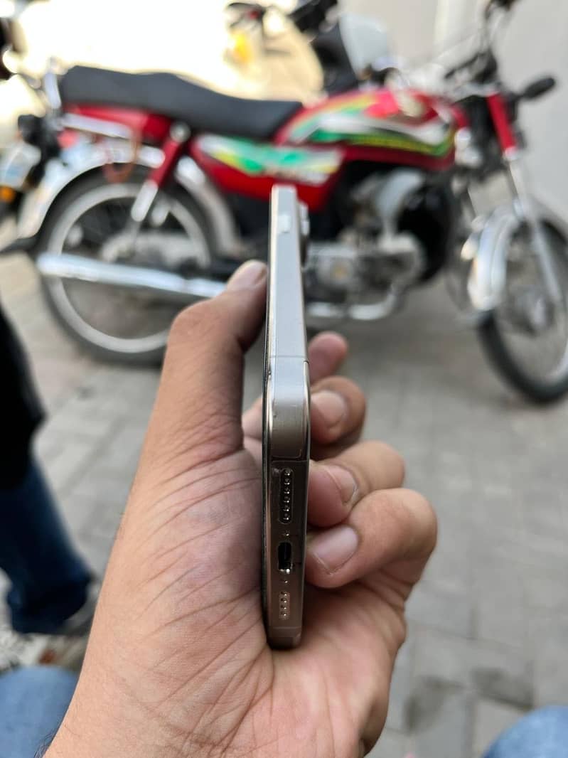 Apple iPhone 15 Pro Max 10