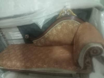Devan and Table (good condition like new) 15,000