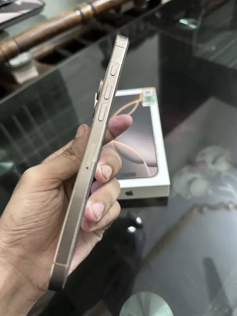 Apple iPhone 16 Pro Max 2