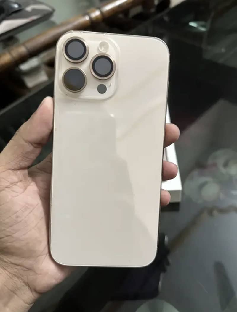 Apple iPhone 16 Pro Max 4