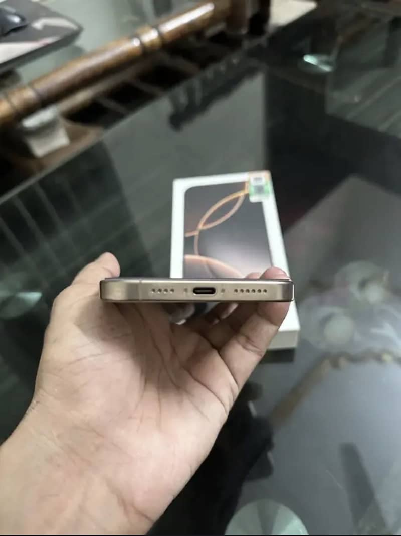 Apple iPhone 16 Pro Max 5