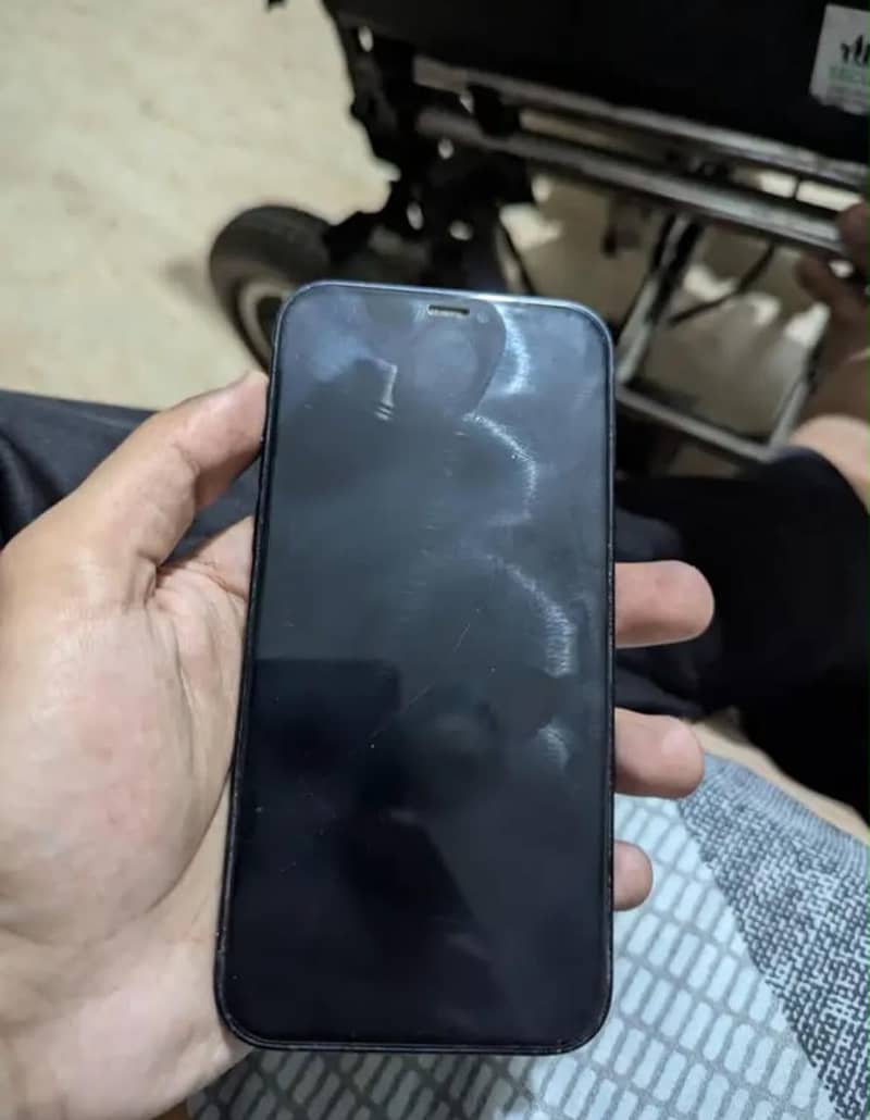 Apple iPhone 12 4