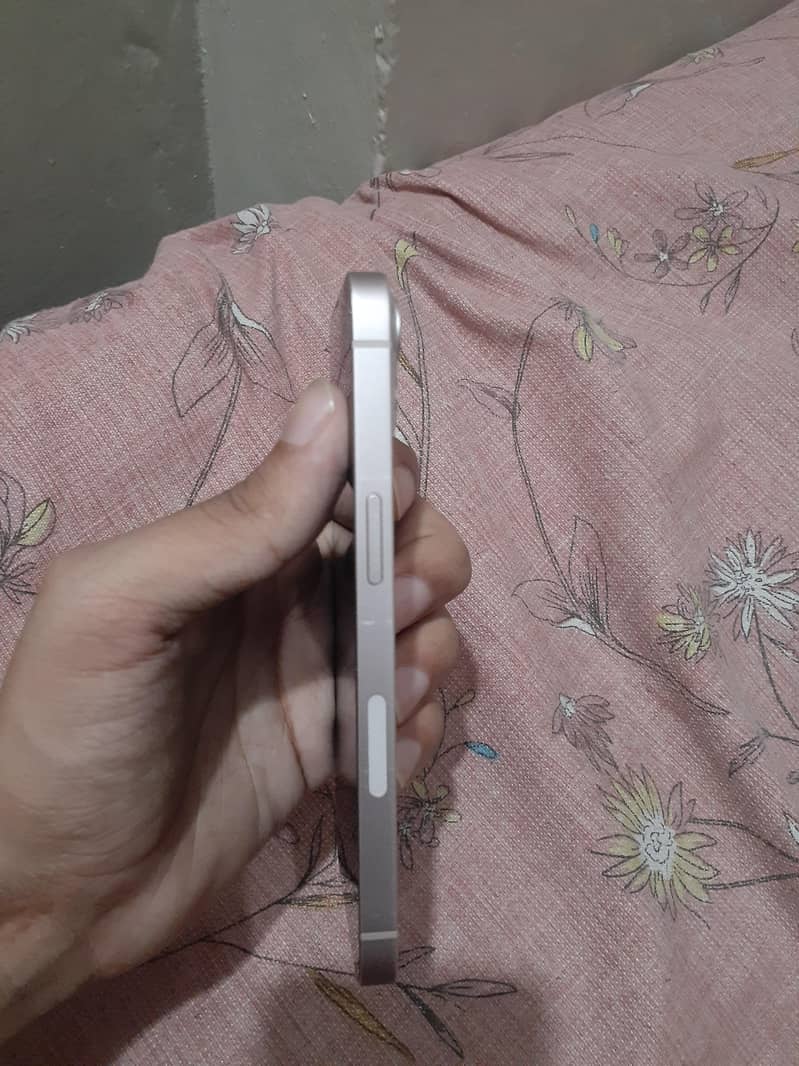 Apple iPhone 13 5