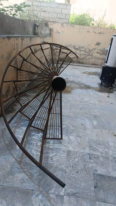 Round stairs 13 feet hight (Goll serri)