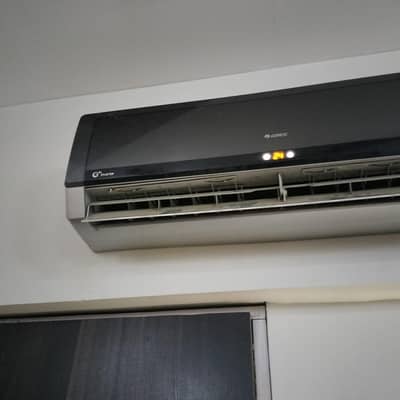 Gree inverter  Ac 1 ton good condition, price is fix, no bargin please