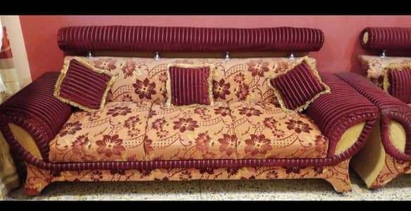 Urgent Sale – Stylish 7 Seater Sofa Set + center table