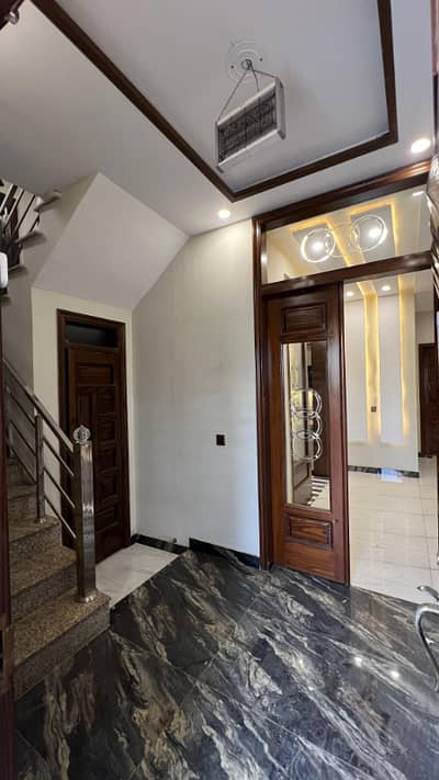 I RENT OUT A 10 MARLA HOUSE IN BAHRIA ORCHARD LAHORE PHASE 1. CENTRAL BLOCK GAS INSTALLED