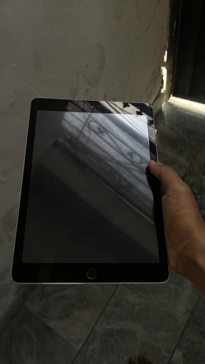Ipad 5th gen (2017) 32 GB 10/10 condtion