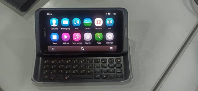 Nokia E7