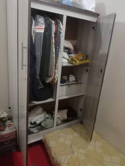 cloth almri for sale 2 month used 6/4