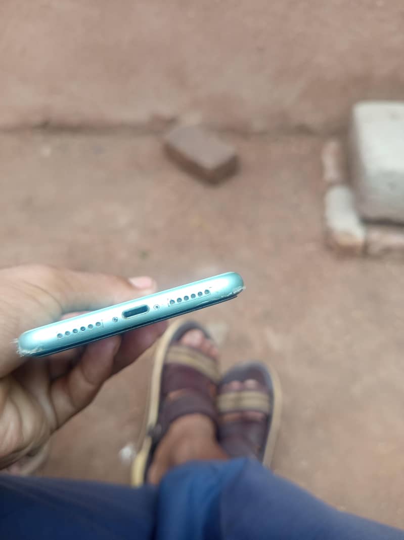 Apple iPhone 11 4