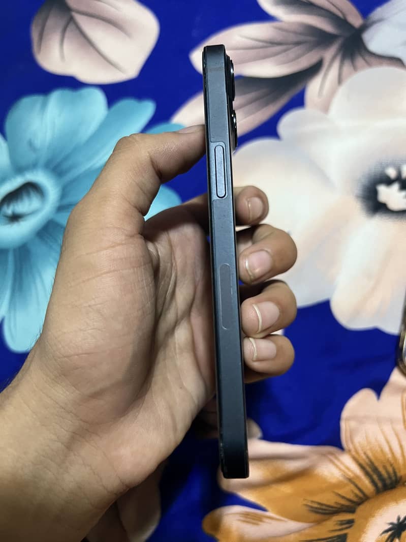Apple iPhone 13 5