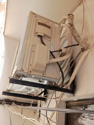 dawlance 1.5 ton split AC slightly used for few days