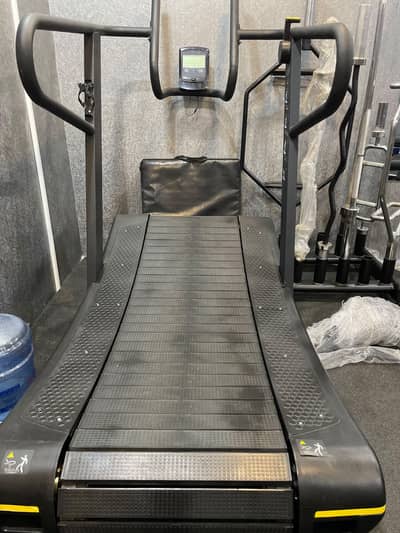Mechanical curved treadmill