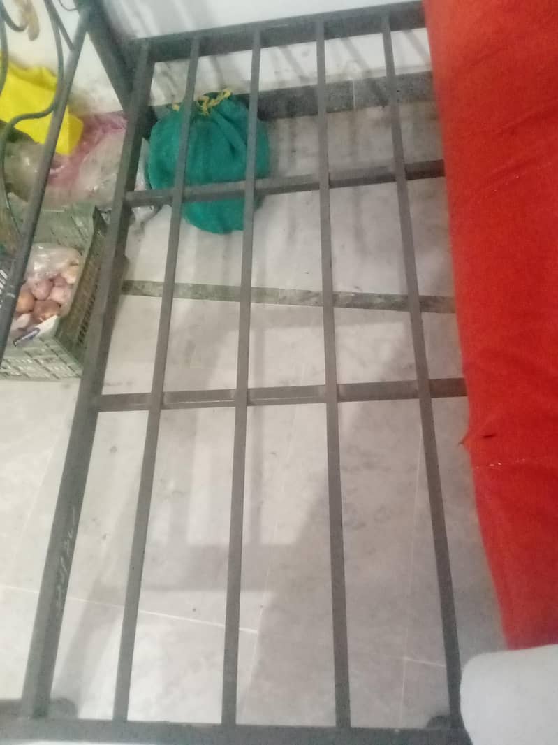 iron bed 0
