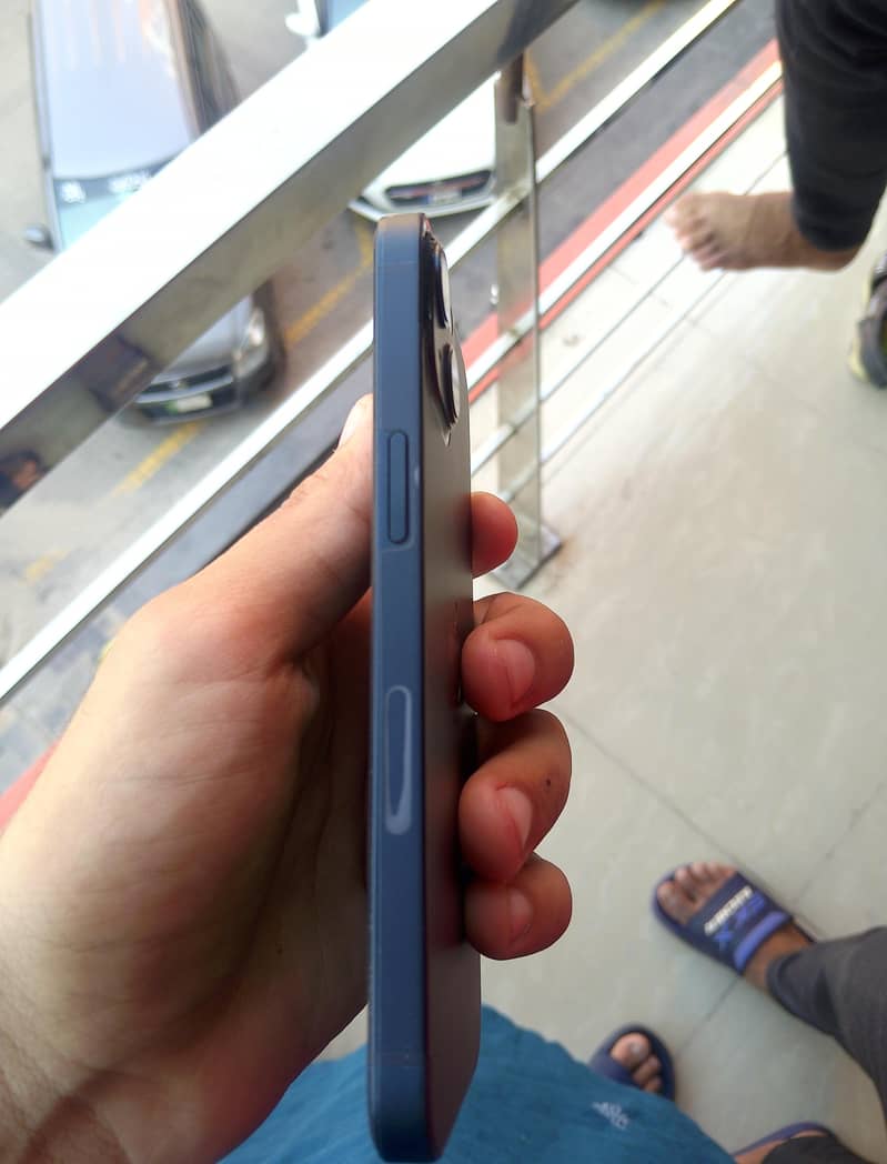 Apple iPhone 13 4