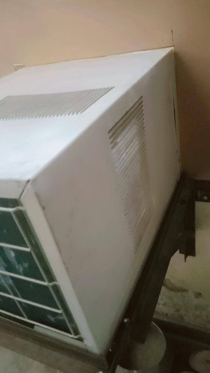 window AC 1