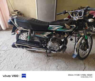 CG 125 in Black color 10 by 10 condition