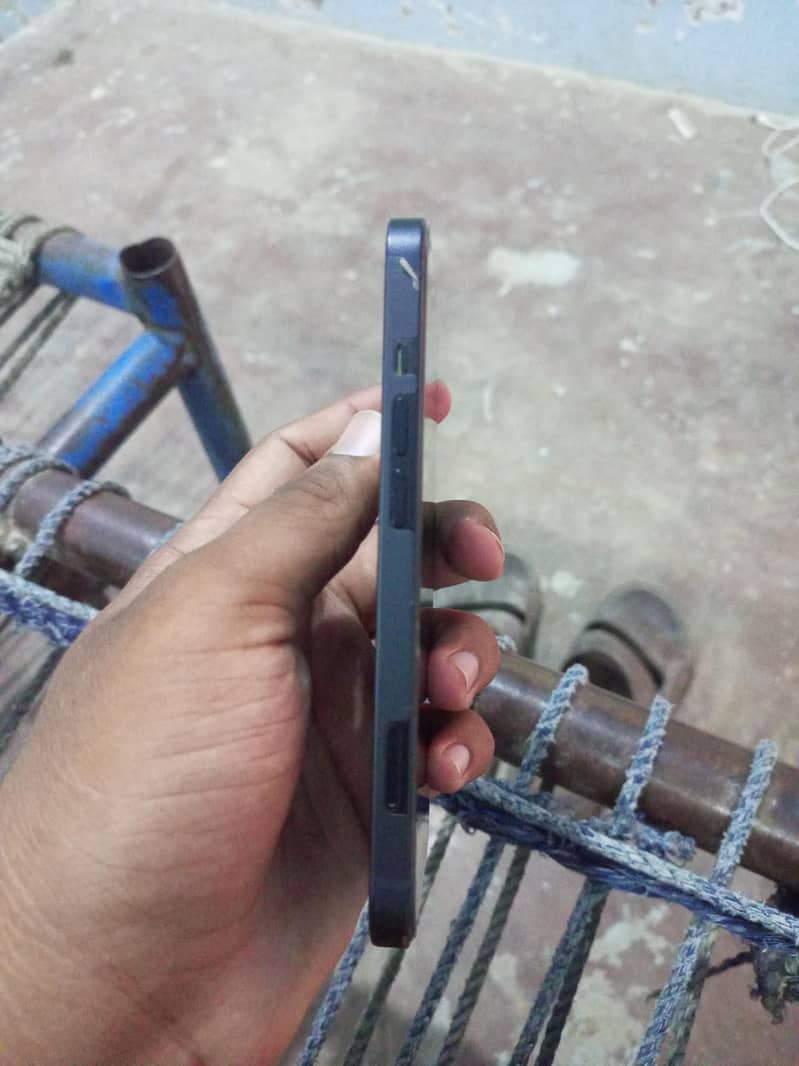Apple iPhone 13 2