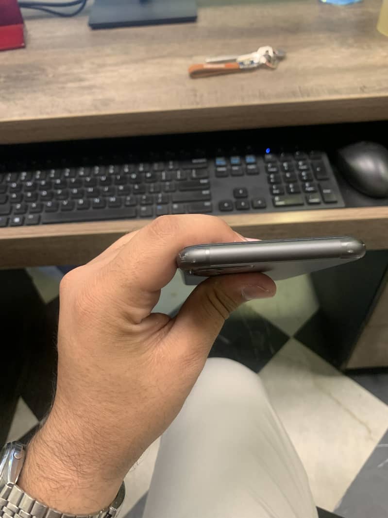 iPhone 11 4