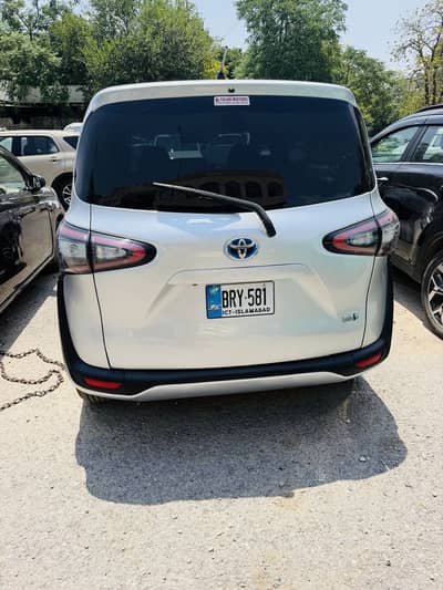 Toyota Sienta 2016