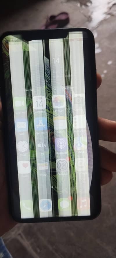 iPhone XS Max64GB panel khrb hai or back camera ni hai