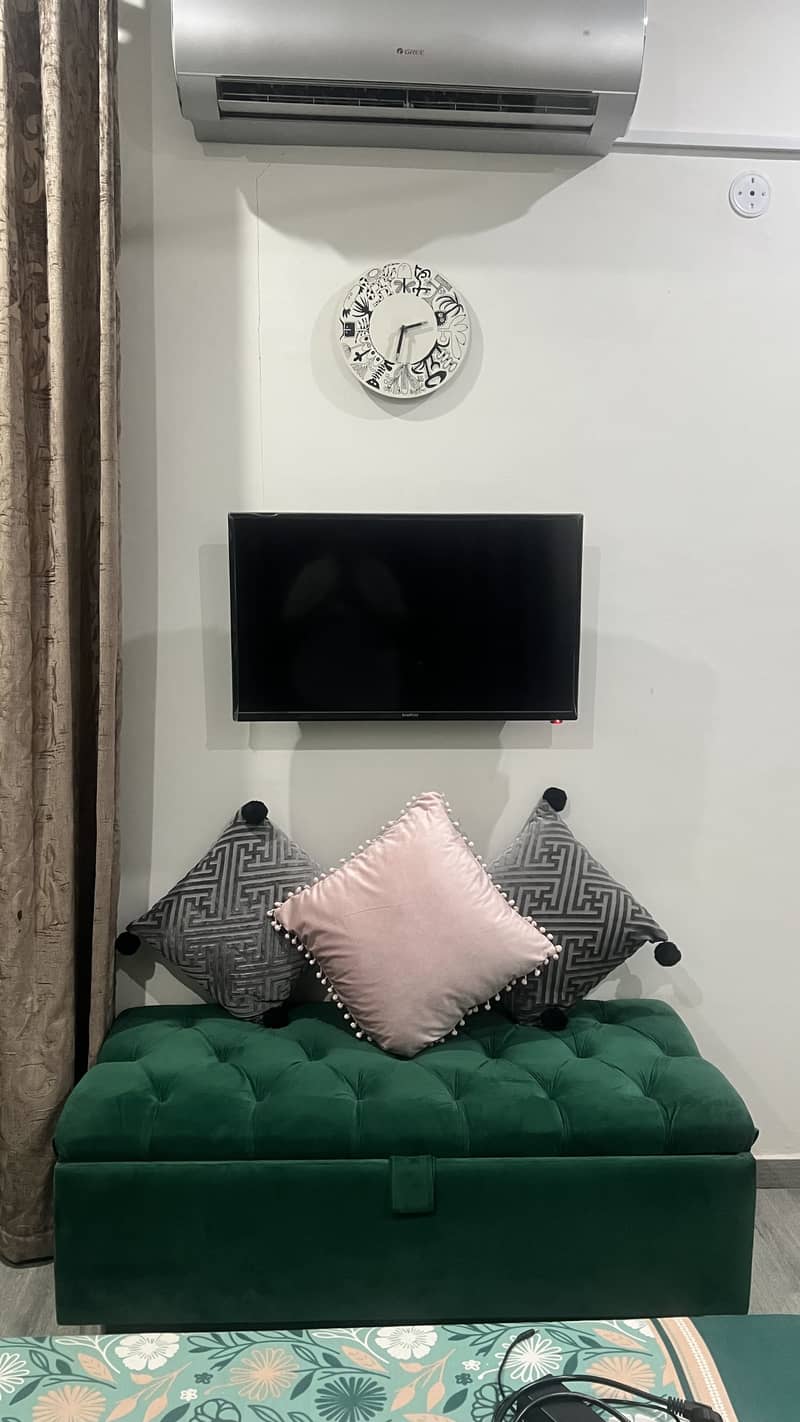 Storage Ottoman / couch 1