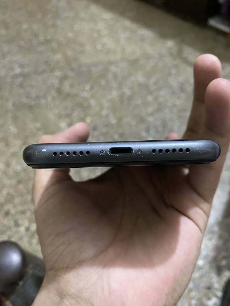 Apple iPhone 11 4