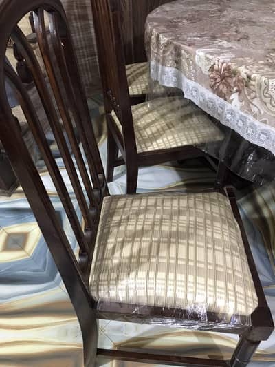 dining table in good condition with 6 chairs